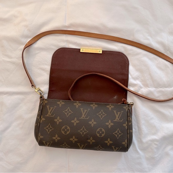 Louis Vuitton Monogram Favorite MM Crossbody - Picture 7 of 11